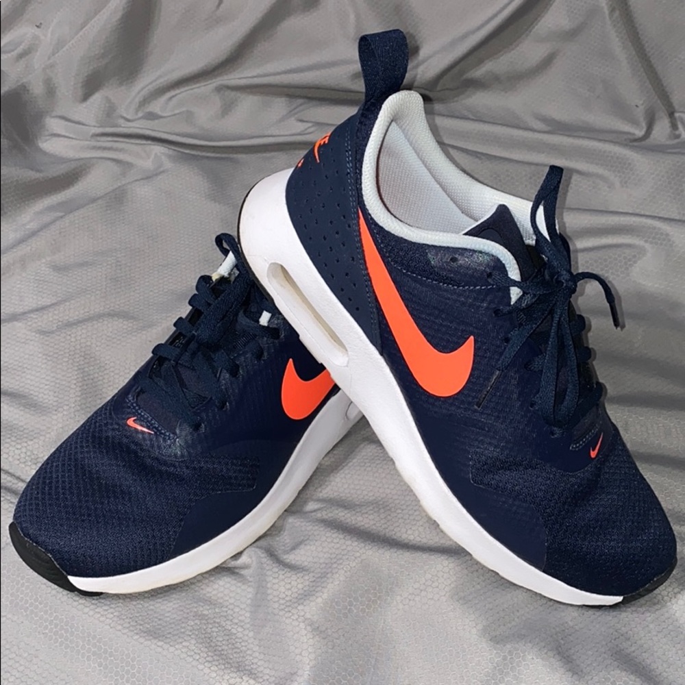 Nike Womens AirMax Size 9